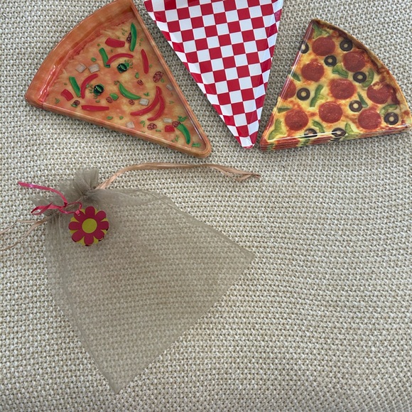 Def cool pizza dishes in 3 styles - bought as set in Malibu shop - Picture 1 of 4